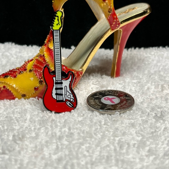 🎸Hot Rocker pin -gorgeous-NWT - Picture 7 of 7
